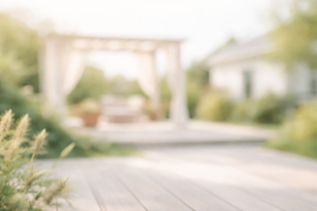 [light] Call-to-action sektion: Lys, enkel terrasse- eller haveflade med blød uskarphed og masser af negativ plads til tekstoverlay.